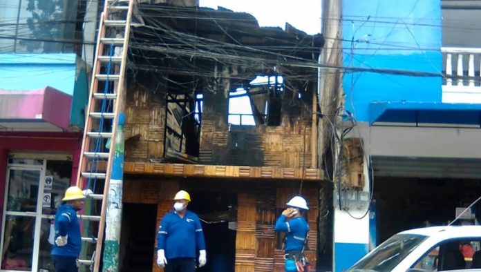 INCENDIO. Incendio consumió bar en Atacames, otra vivienda y un edificio también resultaron afectados. INCENDIO. Incendio consumió bar en Atacames, otra vivienda y un edificio también resultaron afectados.