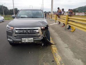 ABANDONO. Metros más delante de dónde quedó el cadáver, fue abandonada esta camioneta que tenía encendida las luces de parqueo.
