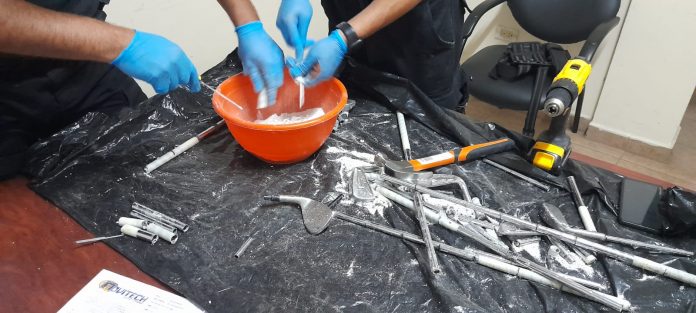 TRANSPORTE. La droga iba a ser enviada a los Estados Unidos camuflada en palos de golf desde la agencia DHL en Esmeraldas TRANSPORTE. La droga iba a ser enviada a los Estados Unidos camuflada en palos de golf desde la agencia DHL en Esmeraldas