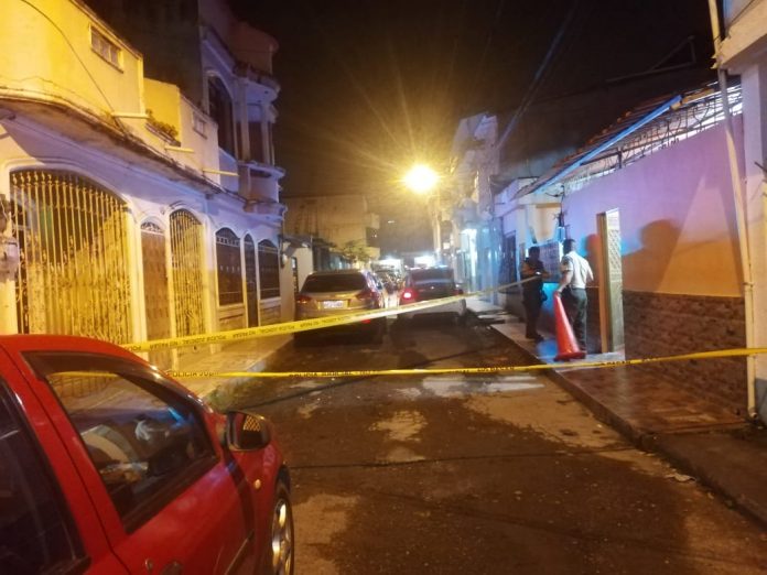 RETIRO. Una granada fue abandonada en la puerta de una vivienda en el sector de La Tolita 1, al sur del cantón Esmeraldas. RETIRO. Una granada fue abandonada en la puerta de una vivienda en el sector de La Tolita 1, al sur del cantón Esmeraldas.