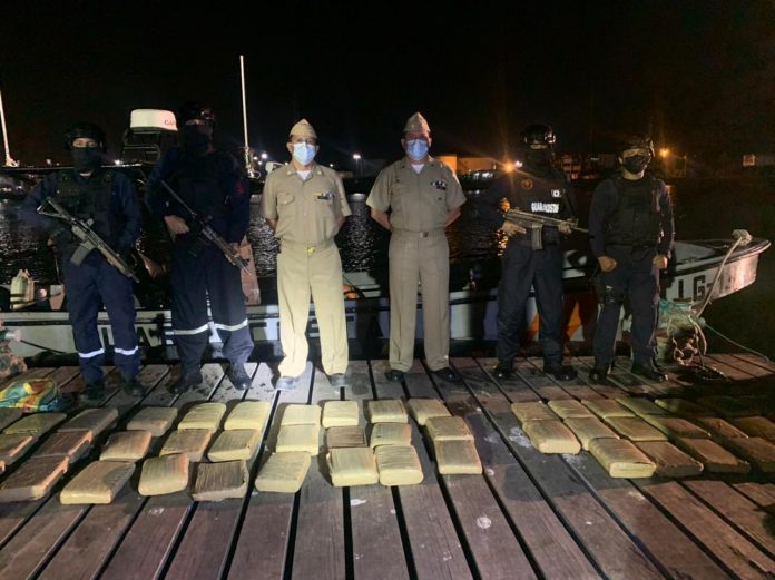 DECOMISO. 57 bloques de droga fueron decomisados en altamar tras una persecución que se extendió hasta la playa de Lagarto, cantón Rioverde, de la provincia de Esmeraldas. DECOMISO. 57 bloques de droga fueron decomisados en altamar tras una persecución que se extendió hasta la playa de Lagarto, cantón Rioverde, de la provincia de Esmeraldas.