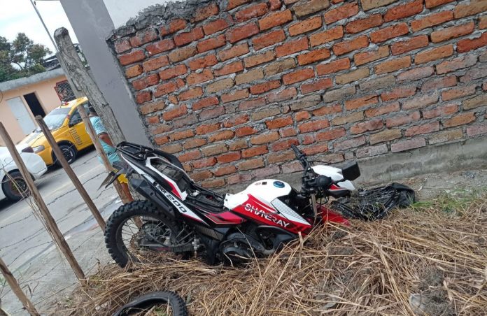 ACCIDENTE. Jeyko Hernández, de 25 años, quien viajaba en una motocicleta resultó gravemente herido tras impactarse contra un auto. ACCIDENTE. Jeyko Hernández, de 25 años, quien viajaba en una motocicleta resultó gravemente herido tras impactarse contra un auto.