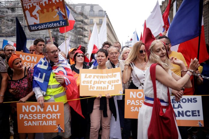 PROTESTAS. Miles de franceses salieron a las calles el sábado contra la obligatoriedad del certificado de vacunación. PROTESTAS. Miles de franceses salieron a las calles el sábado contra la obligatoriedad del certificado de vacunación.