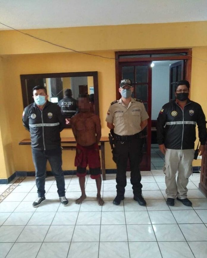 ACCIONES. La Dinased y la Unipen detuvieron a un hombre en Atacames por una supuesta agresión sexual. ACCIONES. La Dinased y la Unipen detuvieron a un hombre en Atacames por una supuesta agresión sexual.