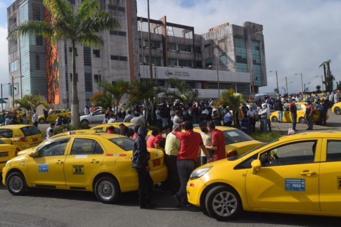 PARADOS. Alrededor de 1.500 taxistas se concentraron en los exteriores de la Judicatura a espera de la sentencia.
