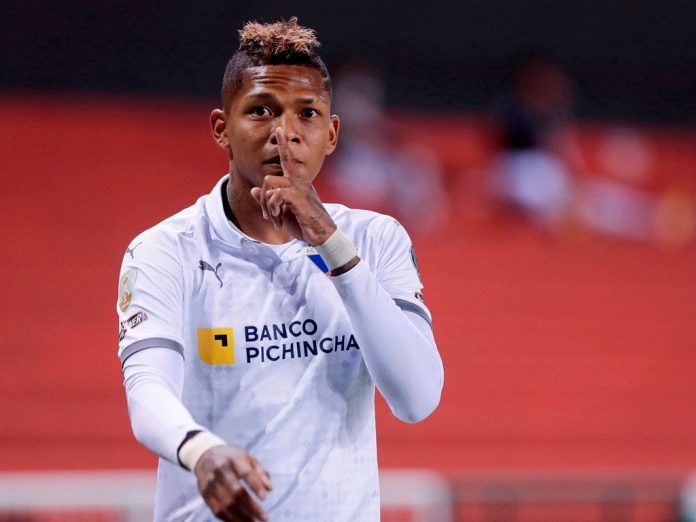 JUGADOR. El esmeraldeño Billy Arce sufrió un accidente de tránsito, fue intervenido quirúrgicamente y se encuentra estable junto a su madre, hermana y dos sobrinos. JUGADOR. El esmeraldeño Billy Arce sufrió un accidente de tránsito, fue intervenido quirúrgicamente y se encuentra estable junto a su madre, hermana y dos sobrinos.