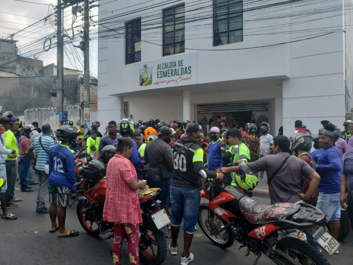 MOTOCICLISTAS. Choferes de motos se movilizaron para exigir se revoquen ordenanzas municipales sobre la circulación de dos hombres en horario restringido. MOTOCICLISTAS. Choferes de motos se movilizaron para exigir se revoquen ordenanzas municipales sobre la circulación de dos hombres en horario restringido.