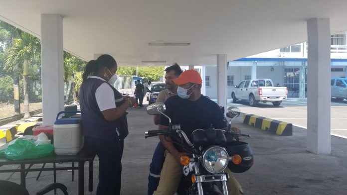 FACILIDAD. La ciudadanía puede acudir solo con su cédula a la Autoridad Portuaria de Esmeraldas para ser vacunados de manera express de 08:00 a 17:00 de lunes a domingo. FACILIDAD. La ciudadanía puede acudir solo con su cédula a la Autoridad Portuaria de Esmeraldas para ser vacunados de manera express de 08:00 a 17:00 de lunes a domingo.
