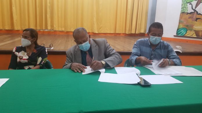 ACUERDOS. La Casa de la Cultura de Esmeraldas junto al Consejo Cantonal de Protección de Derechos firmaron un convenio interinstitucional. ACUERDOS. La Casa de la Cultura de Esmeraldas junto al Consejo Cantonal de Protección de Derechos firmaron un convenio interinstitucional.