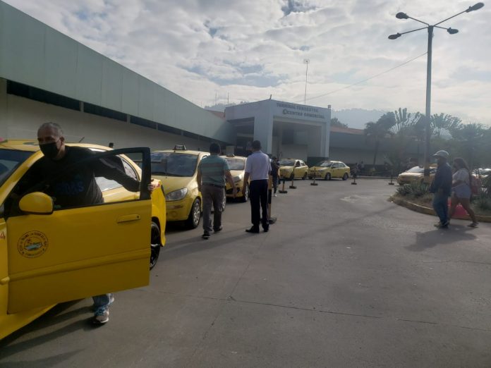 TAXISTAS. El gremio automotor está inconforme con el alza de combustibles, piden a las autoridades nacionales y locales se regrese el subsidio. TAXISTAS. El gremio automotor está inconforme con el alza de combustibles, piden a las autoridades nacionales y locales se regrese el subsidio.