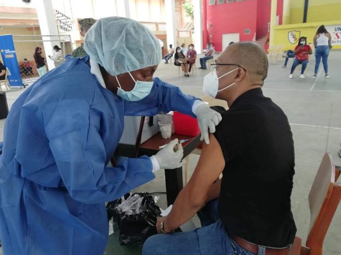 INMUNIZANTE. Los educadores de Esmeraldas, Imbabura, Carchi, Sucumbíos están completando la dosis de la vacuna. INMUNIZANTE. Los educadores de Esmeraldas, Imbabura, Carchi, Sucumbíos están completando la dosis de la vacuna.