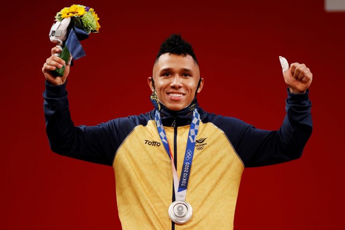 TOKIO 2020. Luis Mosquera es el primer colombiano en llevarse una medalla en los Juegos Olímpicos. Obtuvo plata en la halterofilia, al levantar 331 kilos en total.