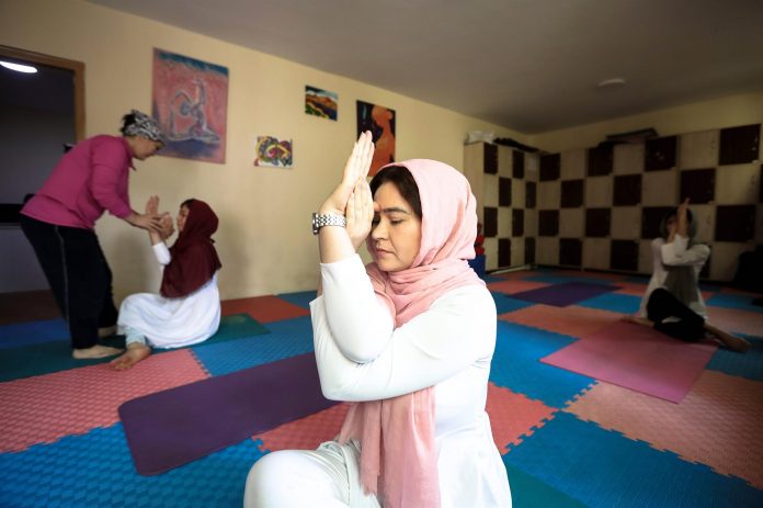 RETROCESO. Fakhira Momtaz, quien dirige un club de yoga en Kabul, teme que los talibanes eviten que su negocio opere.