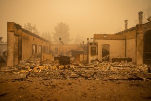 CALIFORNIA. Una foto del Servicio Forestal de los EE.UU. muestra humo y llamas de Wolf Creek Road, al oeste de Greenville.