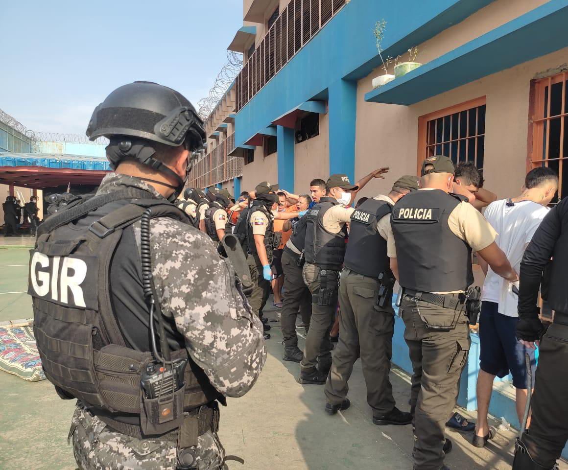 Военное положение в эквадоре. Полиция Эквадора. Включи по настоящему полиция экватора.