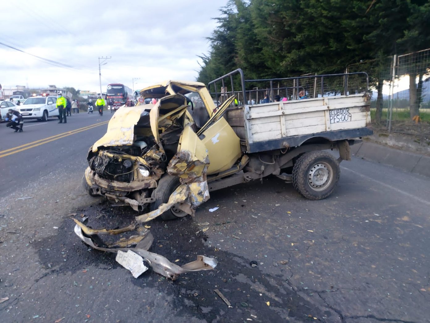 Choque deja tres muertos y cinco heridos al sur de Quito