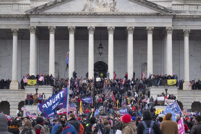 PROTESTA. El 6 de enero pasado, decenas de personas irrumpieron en el Capitolio para evitar la confirmación de Joe Biden.