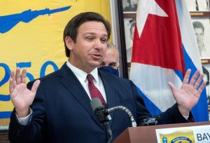 FLORIDA. El gobernador Ron de Santis insiste en su batalla legal para impedir que las escuelas obliguen a los estudiantes a usar mascarillas.
