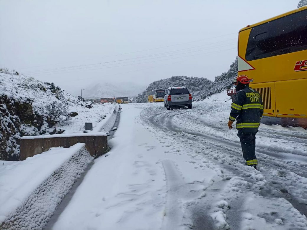 Vía Pifo-Papallacta lleva cerrada más de seis horas por nevada